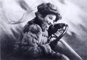 Dorothy Levitt 1911, inventor of the rear view mirror