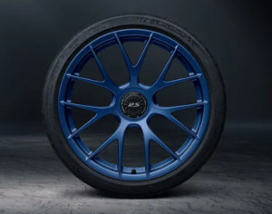Close up of porsche 718 cayman gt4 rs alloy options in blue magnesium 