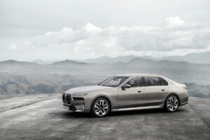 BMW i7 exterior colour in light grey brown side view 